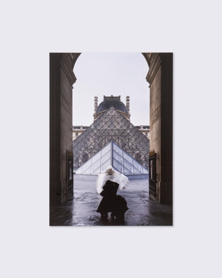 貝聿銘《一名新娘在巴黎羅浮宮黎塞留通道留影》明信片